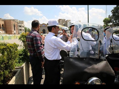 اهدای کلاه کاسکت به موتورسواران توسط بانک ملی ایران