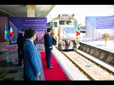 طنین سوت اولین قطار کانتینری اعزامی قزاقستان به مقصد ترکیه و اروپا در ایستگاه راه‌آهن تهران