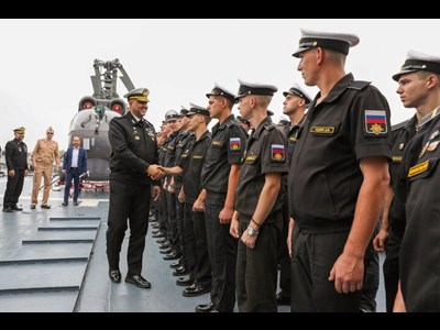 بازدید فرمانده منطقه یکم نیروی دریایی ارتش از ناو «استویسکی» روسیه