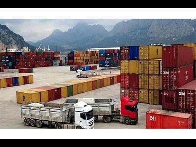 ترانزیت ۶۶ هزار تن کالا و ۳۴ هزار خودرو از بنادر غرب هرمزگان طی سال جاری