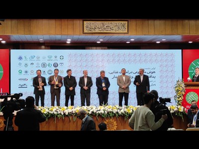 اهدای لوح تقدیر و تندیس به نماینده جامعه صیادی کشور