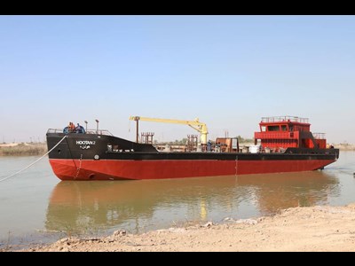 به آب‌اندازی شناور چندمنظوره سوخت‌رسان ساخت کشتی‌سازی اروندان