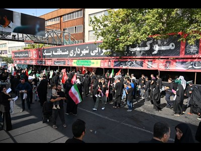 میدان توحید؛ کانون خدمت‌رسانی فرهنگی منطقه یک به زائران در روز تشییع رهبر شهید