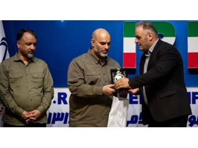 تقدیر از دکتر توکلی‌زاده با نشان افتخار وزنه‌برداری در مراسم کلنگ‌زنی مجموعه شهدای اقتدار