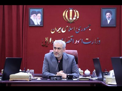 اولویت مناطق آزاد، جذب سرمایه‌گذاری داخلی و خارجی باشد