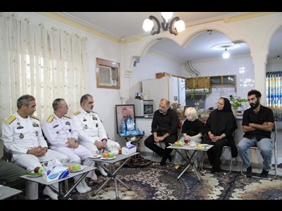 دیدار فرمانده نیروی دریایی ارتش با خانواده شهید جاویدالاثر «عماد هرمزی»
